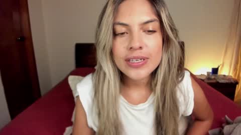 Snapshot of s_u_n_r_i_s_e_e chatting on 01/05/25, 03:11 Leslie Beltrn online show from 01/05/25, 03:11