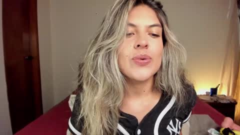 Snapshot of s_u_n_r_i_s_e_e chatting on 01/09/25, 03:15 Leslie Beltrn online show from 01/09/25, 03:15