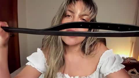 Snapshot of s_u_n_r_i_s_e_e chatting on 02/20/25, 02:07 Leslie Beltrn online show from 02/20/25, 02:07