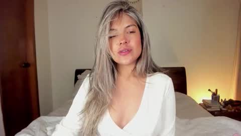 Snapshot of s_u_n_r_i_s_e_e chatting on 09/25/25, 03:21 Leslie Beltrn online show from 09/25/25, 03:21