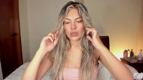 Snapshot of s_u_n_r_i_s_e_e chatting on 10/02/25, 03:46 Leslie Beltrn online show from 10/02/25, 03:46