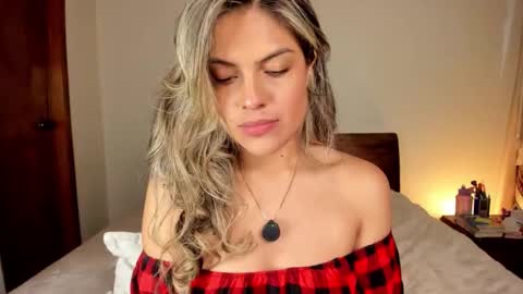 Snapshot of s_u_n_r_i_s_e_e chatting on 11/24/25, 03:06 Leslie Beltrn online show from 11/24/25, 03:06