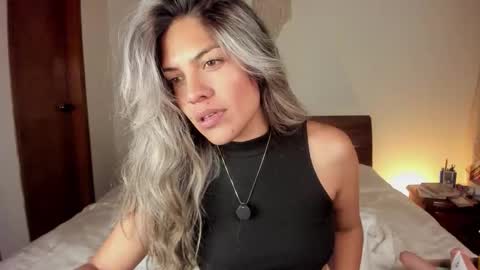 Snapshot of s_u_n_r_i_s_e_e chatting on 12/19/25, 05:14 Leslie Beltrn online show from 12/19/25, 05:14