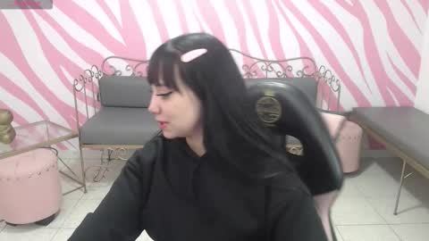 Snapshot of saabrina_ chatting on 12/19/25, 01:29 Sabrina online show from 12/19/25, 01:29