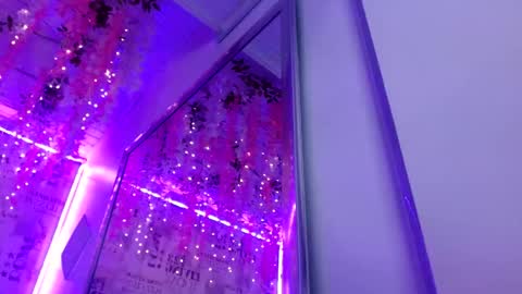 Snapshot of saara_martin chatting on 05/05/26, 12:24 1 online show from 05/05/26, 12:24