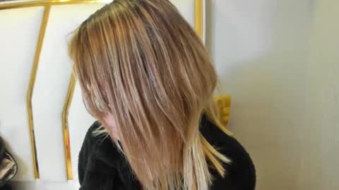 Snapshot of sabrina_cole chatting on 01/15/25, 09:13 . Sabrina Cole . online show from 01/15/25, 09:13