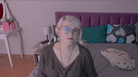 Snapshot of sabrinamacmarren chatting on 01/26/25, 03:36 Sabrina MacMarren online show from 01/26/25, 03:36