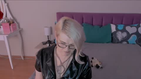 Snapshot of sabrinamacmarren chatting on 01/27/25, 11:43 Sabrina MacMarren online show from 01/27/25, 11:43