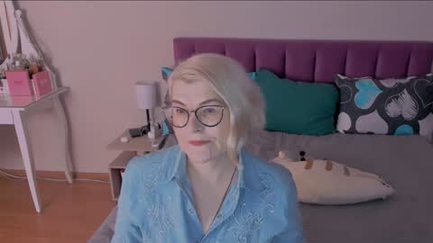 Snapshot of sabrinamacmarren chatting on 01/28/25, 06:27 Sabrina MacMarren online show from 01/28/25, 06:27