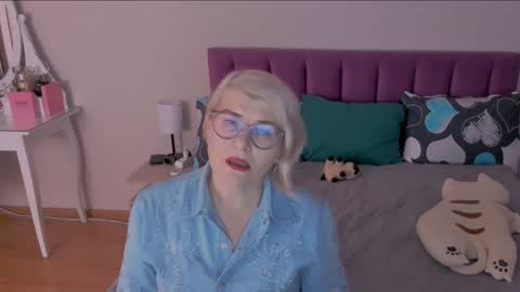 Snapshot of sabrinamacmarren chatting on 01/28/25, 11:49 Sabrina MacMarren online show from 01/28/25, 11:49