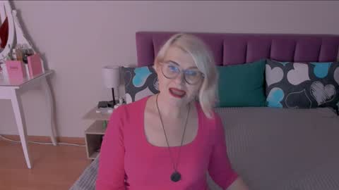 Snapshot of sabrinamacmarren chatting on 01/29/25, 06:18 Sabrina MacMarren online show from 01/29/25, 06:18