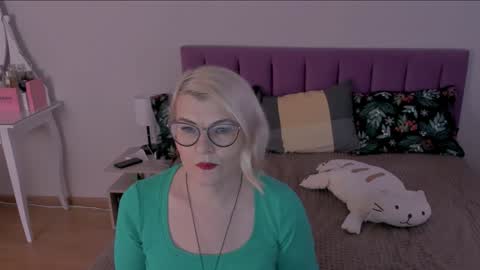 Snapshot of sabrinamacmarren chatting on 02/02/25, 12:02 Sabrina MacMarren online show from 02/02/25, 12:02