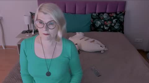 Snapshot of sabrinamacmarren chatting on 02/09/25, 05:19 Sabrina MacMarren online show from 02/09/25, 05:19