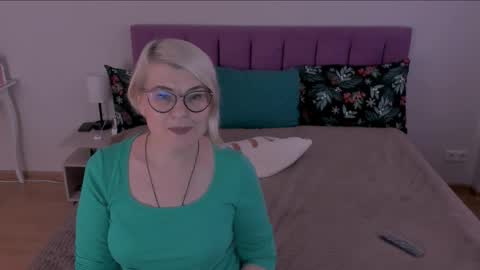 Snapshot of sabrinamacmarren chatting on 02/09/25, 10:20 Sabrina MacMarren online show from 02/09/25, 10:20