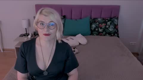 Snapshot of sabrinamacmarren chatting on 02/10/25, 07:36 Sabrina MacMarren online show from 02/10/25, 07:36