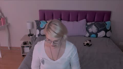 Snapshot of sabrinamacmarren chatting on 02/22/25, 06:30 Sabrina MacMarren online show from 02/22/25, 06:30