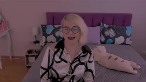 Snapshot of sabrinamacmarren chatting on 02/23/25, 10:17 Sabrina MacMarren online show from 02/23/25, 10:17