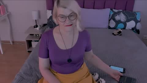 Snapshot of sabrinamacmarren chatting on 02/24/25, 01:10 Sabrina MacMarren online show from 02/24/25, 01:10