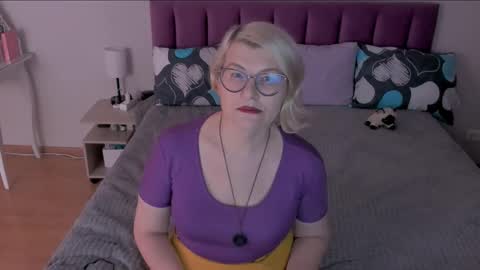 Snapshot of sabrinamacmarren chatting on 02/24/25, 06:36 Sabrina MacMarren online show from 02/24/25, 06:36