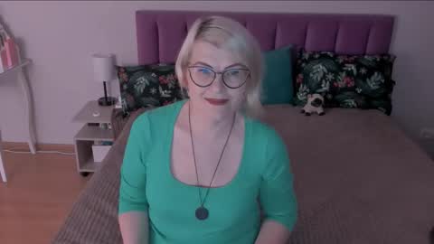 Snapshot of sabrinamacmarren chatting on 02/28/25, 03:59 Sabrina MacMarren online show from 02/28/25, 03:59