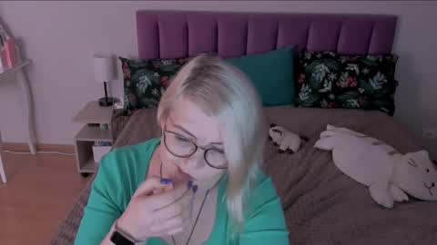 Snapshot of sabrinamacmarren chatting on 02/28/25, 10:06 Sabrina MacMarren online show from 02/28/25, 10:06