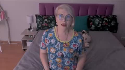 Snapshot of sabrinamacmarren chatting on 03/05/25, 08:42 Sabrina MacMarren online show from 03/05/25, 08:42