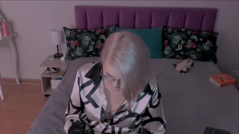 Snapshot of sabrinamacmarren chatting on 03/07/25, 03:49 Sabrina MacMarren online show from 03/07/25, 03:49