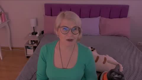 Snapshot of sabrinamacmarren chatting on 03/10/25, 12:37 Sabrina MacMarren online show from 03/10/25, 12:37