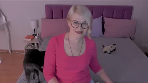 Snapshot of sabrinamacmarren chatting on 03/12/25, 02:45 Sabrina MacMarren online show from 03/12/25, 02:45