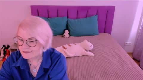 Snapshot of sabrinamacmarren chatting on 09/14/25, 10:03 Sabrina MacMarren online show from 09/14/25, 10:03