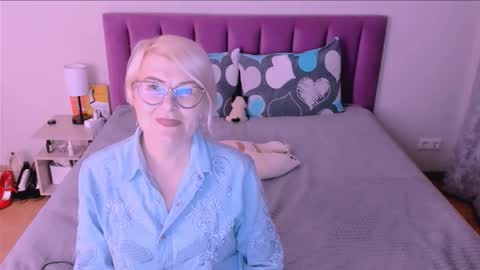 Snapshot of sabrinamacmarren chatting on 10/01/25, 04:35 Sabrina MacMarren online show from 10/01/25, 04:35