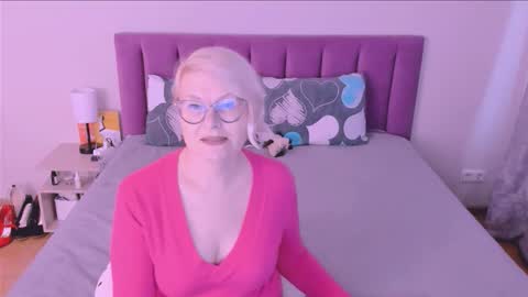 Snapshot of sabrinamacmarren chatting on 10/04/25, 02:15 Sabrina MacMarren online show from 10/04/25, 02:15