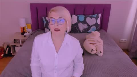 Snapshot of sabrinamacmarren chatting on 10/05/25, 12:25 Sabrina MacMarren online show from 10/05/25, 12:25