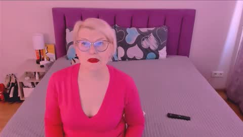 Snapshot of sabrinamacmarren chatting on 10/08/25, 11:52 Sabrina MacMarren online show from 10/08/25, 11:52