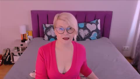 Snapshot of sabrinamacmarren chatting on 10/11/25, 12:15 Sabrina MacMarren online show from 10/11/25, 12:15