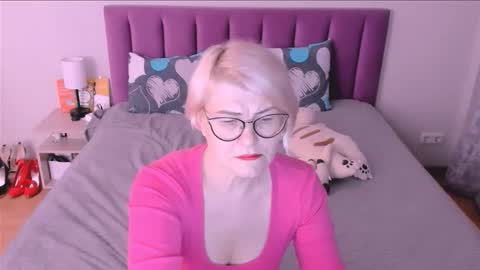 Snapshot of sabrinamacmarren chatting on 10/16/25, 04:41 Sabrina MacMarren online show from 10/16/25, 04:41