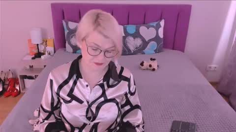 Snapshot of sabrinamacmarren chatting on 10/18/25, 12:06 Sabrina MacMarren online show from 10/18/25, 12:06