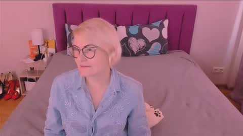 Snapshot of sabrinamacmarren chatting on 10/19/25, 01:12 Sabrina MacMarren online show from 10/19/25, 01:12