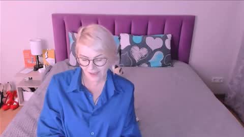 Snapshot of sabrinamacmarren chatting on 10/21/25, 02:40 Sabrina MacMarren online show from 10/21/25, 02:40