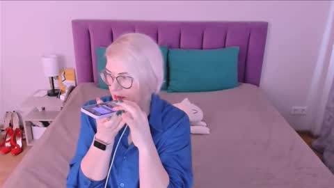 Snapshot of sabrinamacmarren chatting on 10/24/25, 08:44 Sabrina MacMarren online show from 10/24/25, 08:44