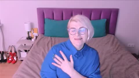 Snapshot of sabrinamacmarren chatting on 10/24/25, 08:49 Sabrina MacMarren online show from 10/24/25, 08:49