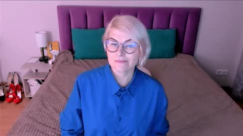 Snapshot of sabrinamacmarren chatting on 10/25/25, 02:24 Sabrina MacMarren online show from 10/25/25, 02:24