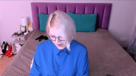 Snapshot of sabrinamacmarren chatting on 10/30/25, 04:08 Sabrina MacMarren online show from 10/30/25, 04:08