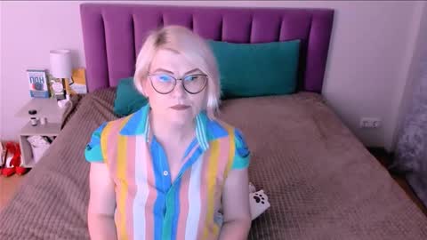 Snapshot of sabrinamacmarren chatting on 11/12/25, 02:06 Sabrina MacMarren online show from 11/12/25, 02:06