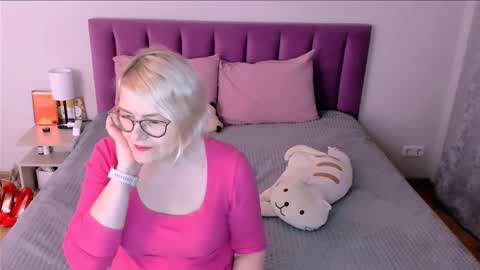 Snapshot of sabrinamacmarren chatting on 11/19/25, 06:41 Sabrina MacMarren online show from 11/19/25, 06:41