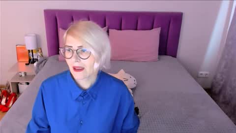 Snapshot of sabrinamacmarren chatting on 11/20/25, 10:37 Sabrina MacMarren online show from 11/20/25, 10:37