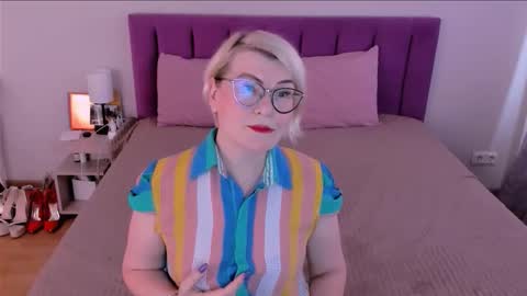 Snapshot of sabrinamacmarren chatting on 11/24/25, 09:42 Sabrina MacMarren online show from 11/24/25, 09:42