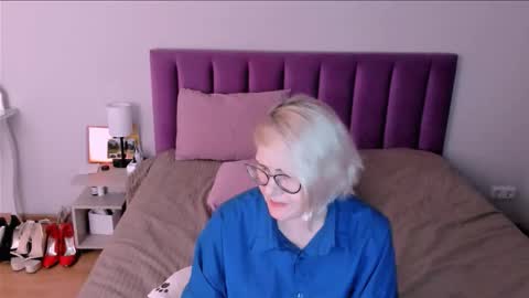 Snapshot of sabrinamacmarren chatting on 11/24/25, 09:47 Sabrina MacMarren online show from 11/24/25, 09:47