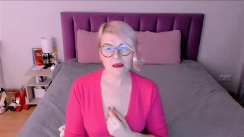 Snapshot of sabrinamacmarren chatting on 12/03/25, 03:43 Sabrina MacMarren online show from 12/03/25, 03:43