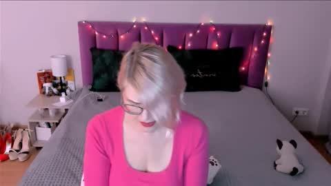 Snapshot of sabrinamacmarren chatting on 12/15/25, 01:37 Sabrina MacMarren online show from 12/15/25, 01:37